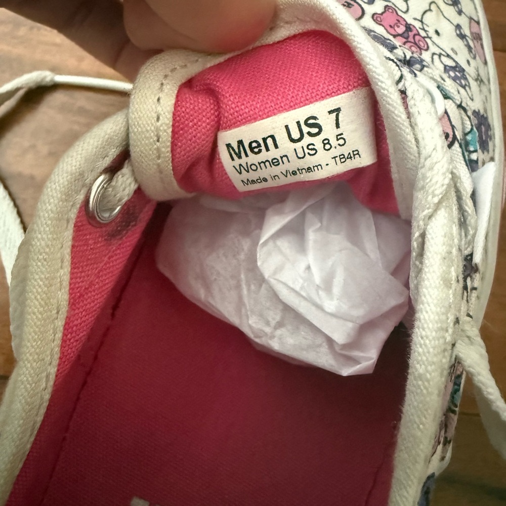 VANS x HELLO KITTY Off The Wall LOW TOP Sneakers UNISEX: Mens 7 Women’s 8.5 US - Picture 9 of 10